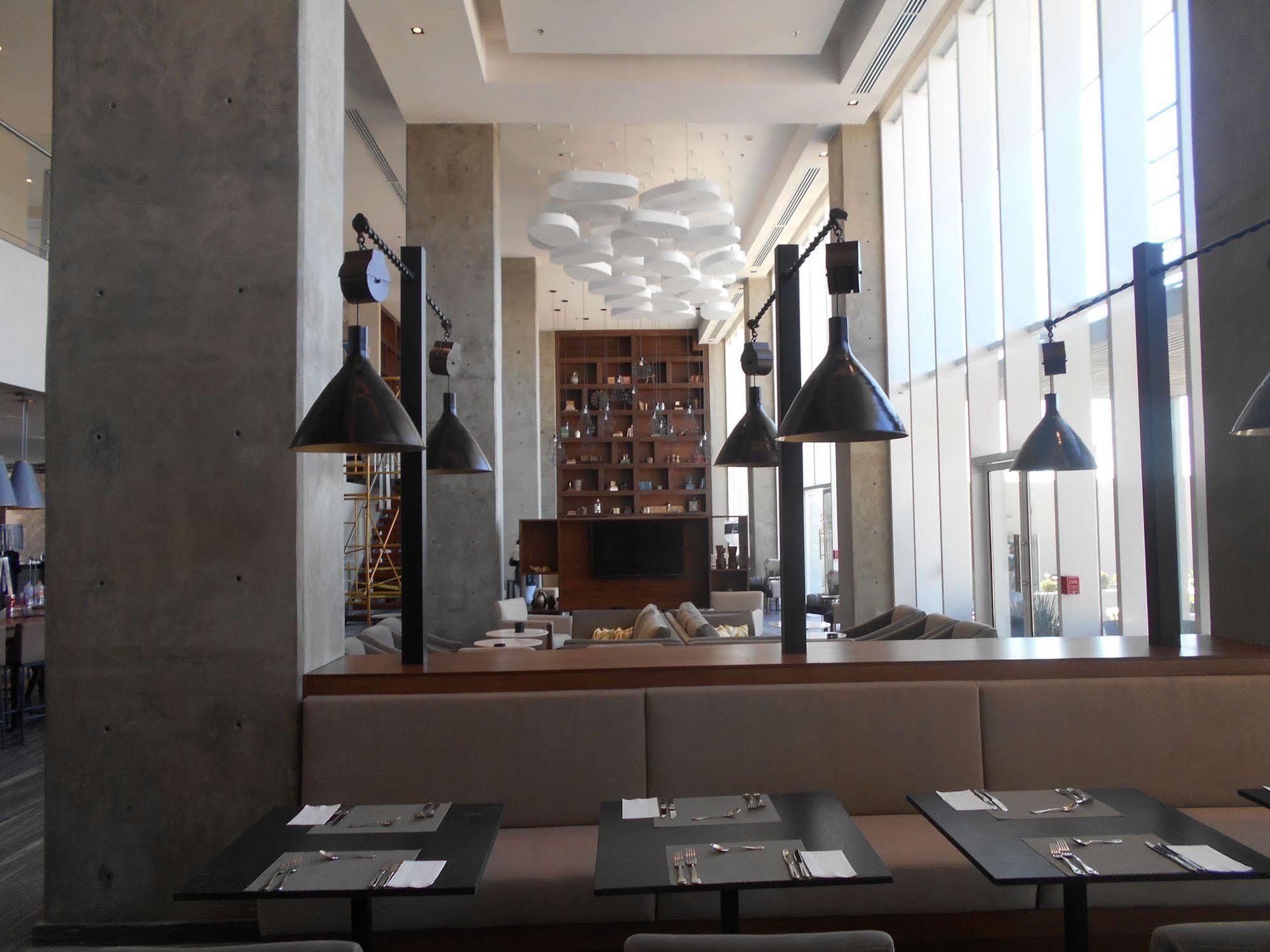 โฮมวูด สวีท บาย ฮิลตัน ซิเลา แอร์พอร์ต Hotel ภายนอก รูปภาพ